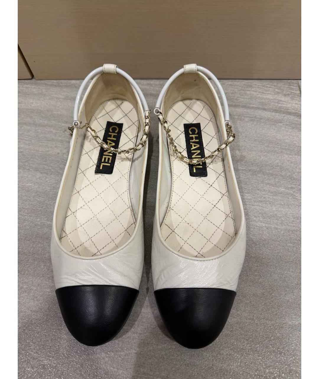 CHANEL Белые балетки из лакированной кожи, фото 2