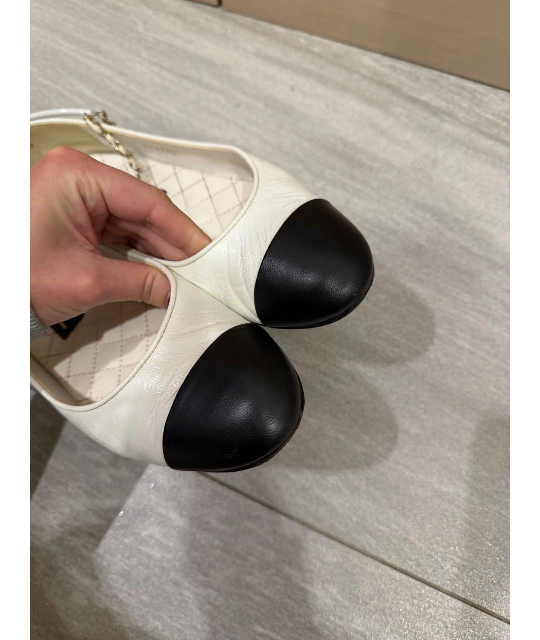 CHANEL Белые балетки из лакированной кожи, фото 5