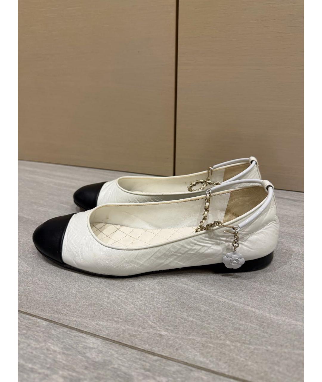 CHANEL Белые балетки из лакированной кожи, фото 6
