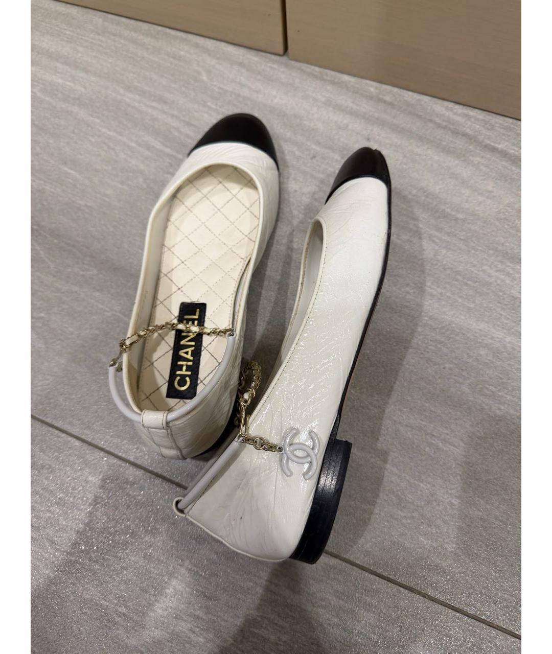 CHANEL Белые балетки из лакированной кожи, фото 3