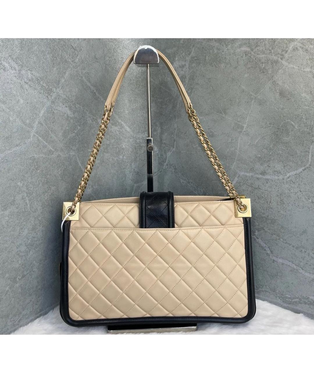 CHANEL Бежевая кожаная сумка с короткими ручками, фото 3