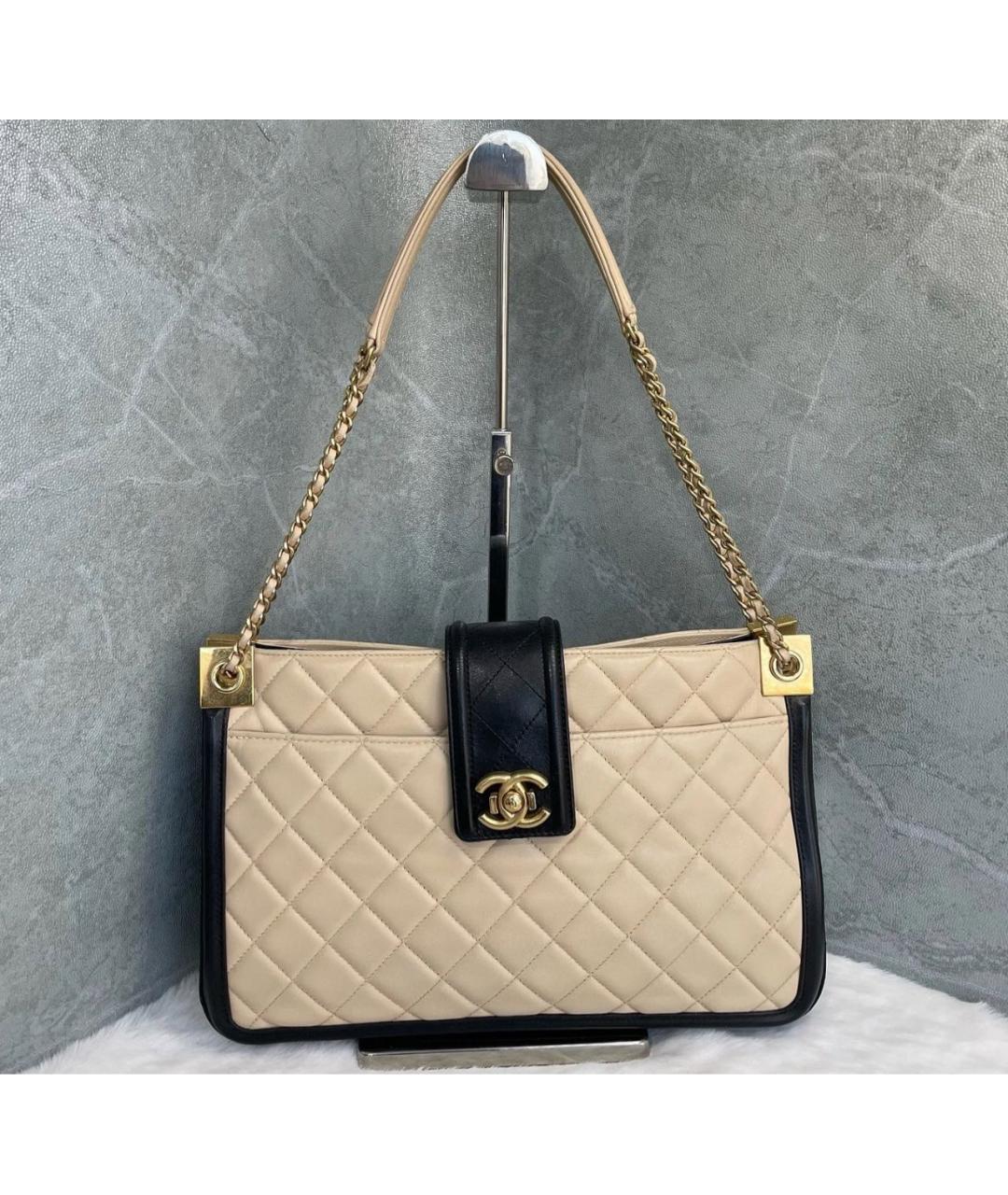 CHANEL Бежевая кожаная сумка с короткими ручками, фото 9