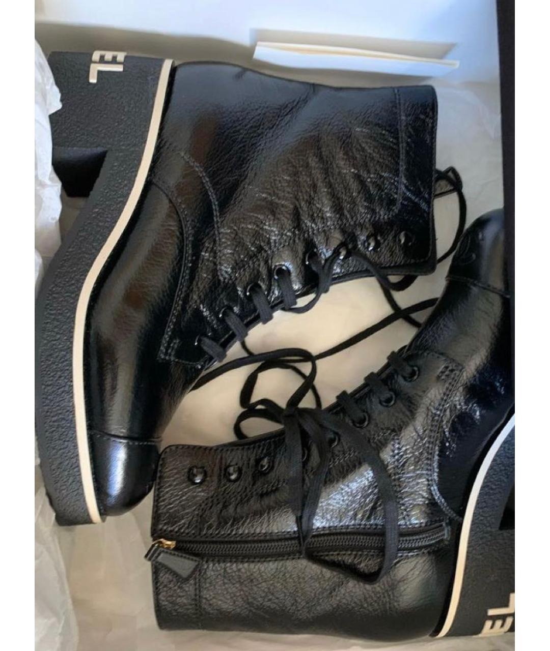 CHANEL Черные ботинки из лакированной кожи, фото 3