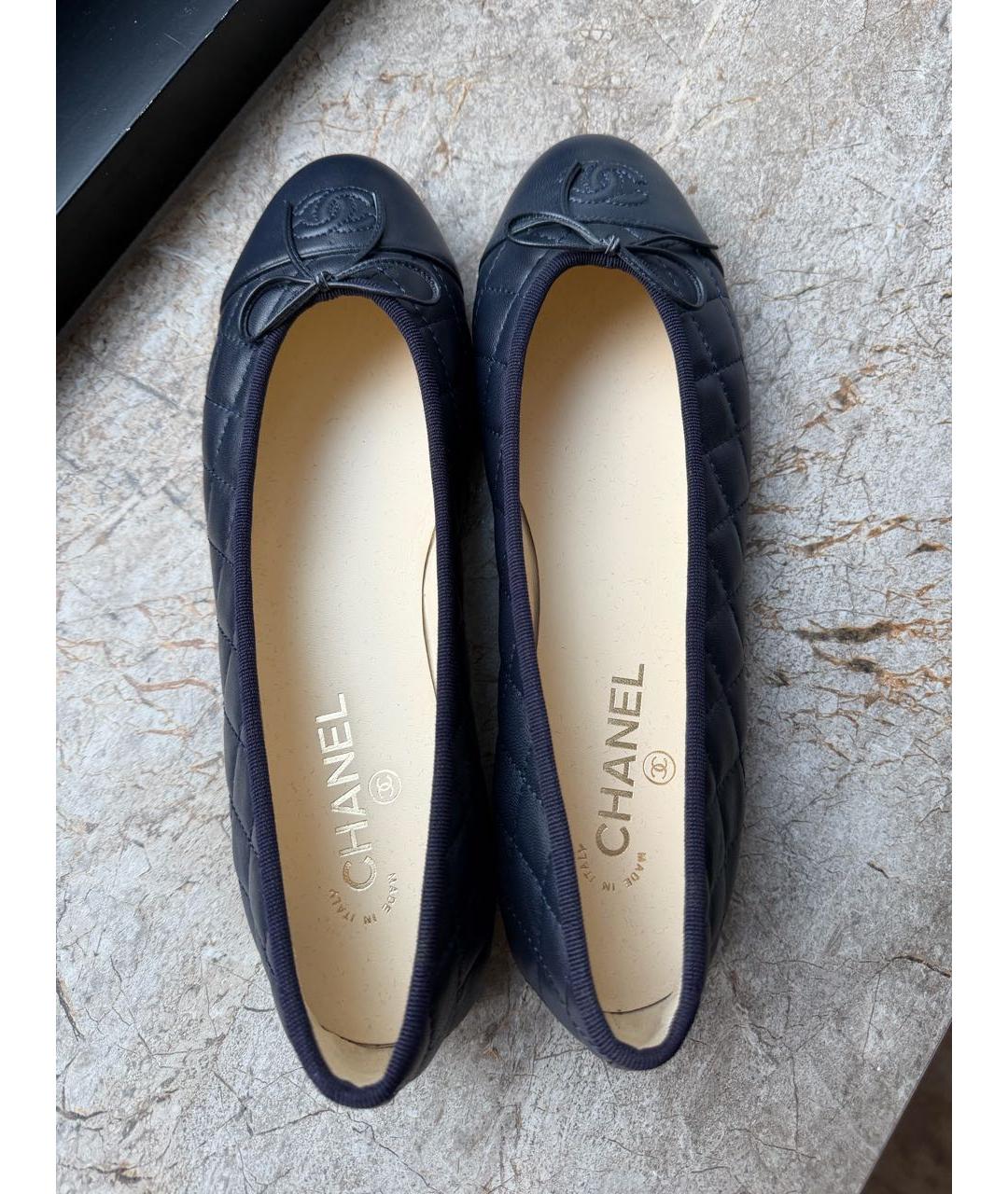 CHANEL Темно-синие кожаные балетки, фото 3
