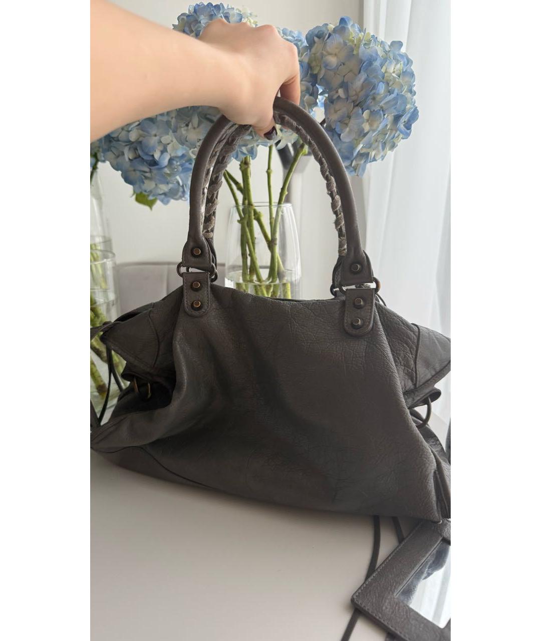 BALENCIAGA Серая кожаная сумка с короткими ручками, фото 3