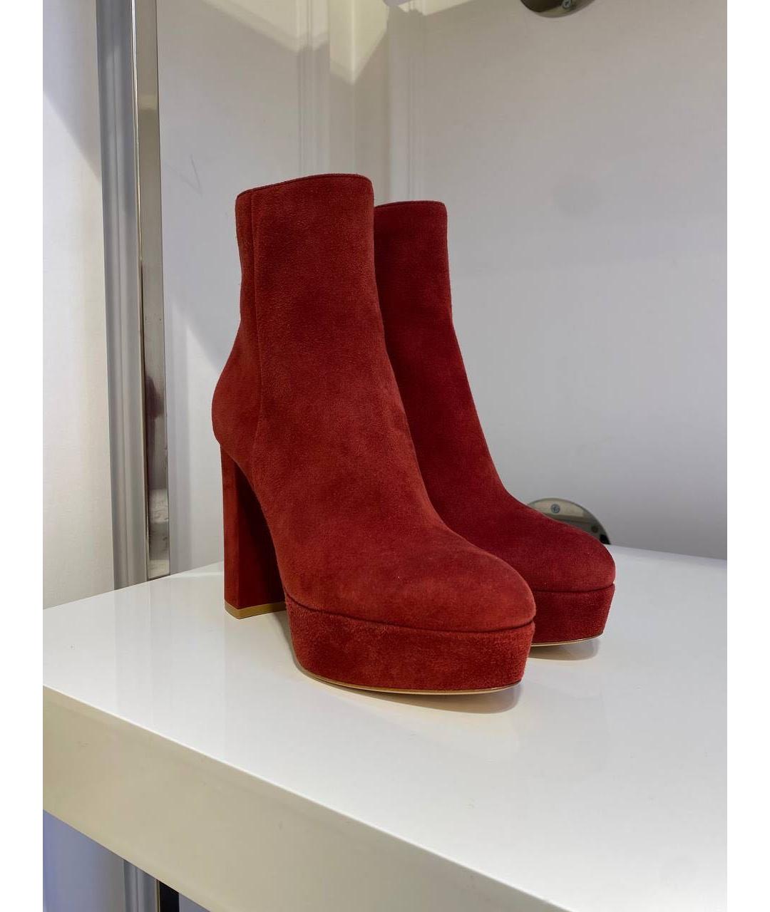GIANVITO ROSSI Красные замшевые ботильоны, фото 2