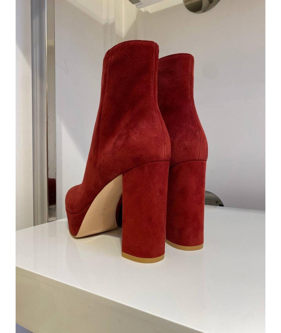 GIANVITO ROSSI Красные замшевые ботильоны, фото 3