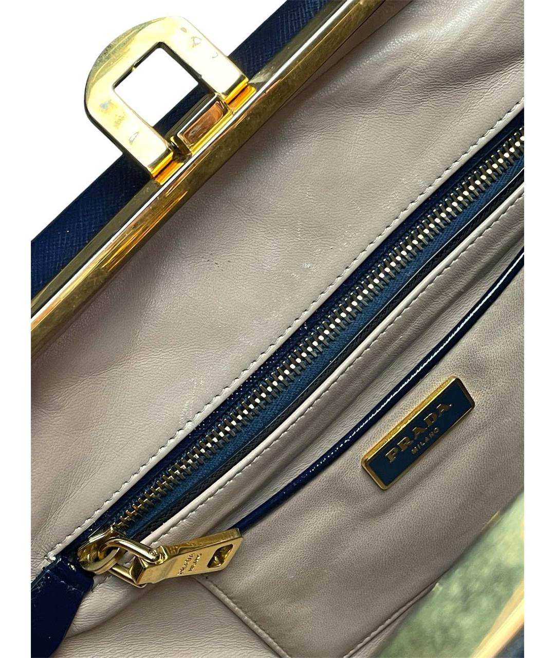 PRADA Темно-синяя сумка с короткими ручками из лакированной кожи, фото 4