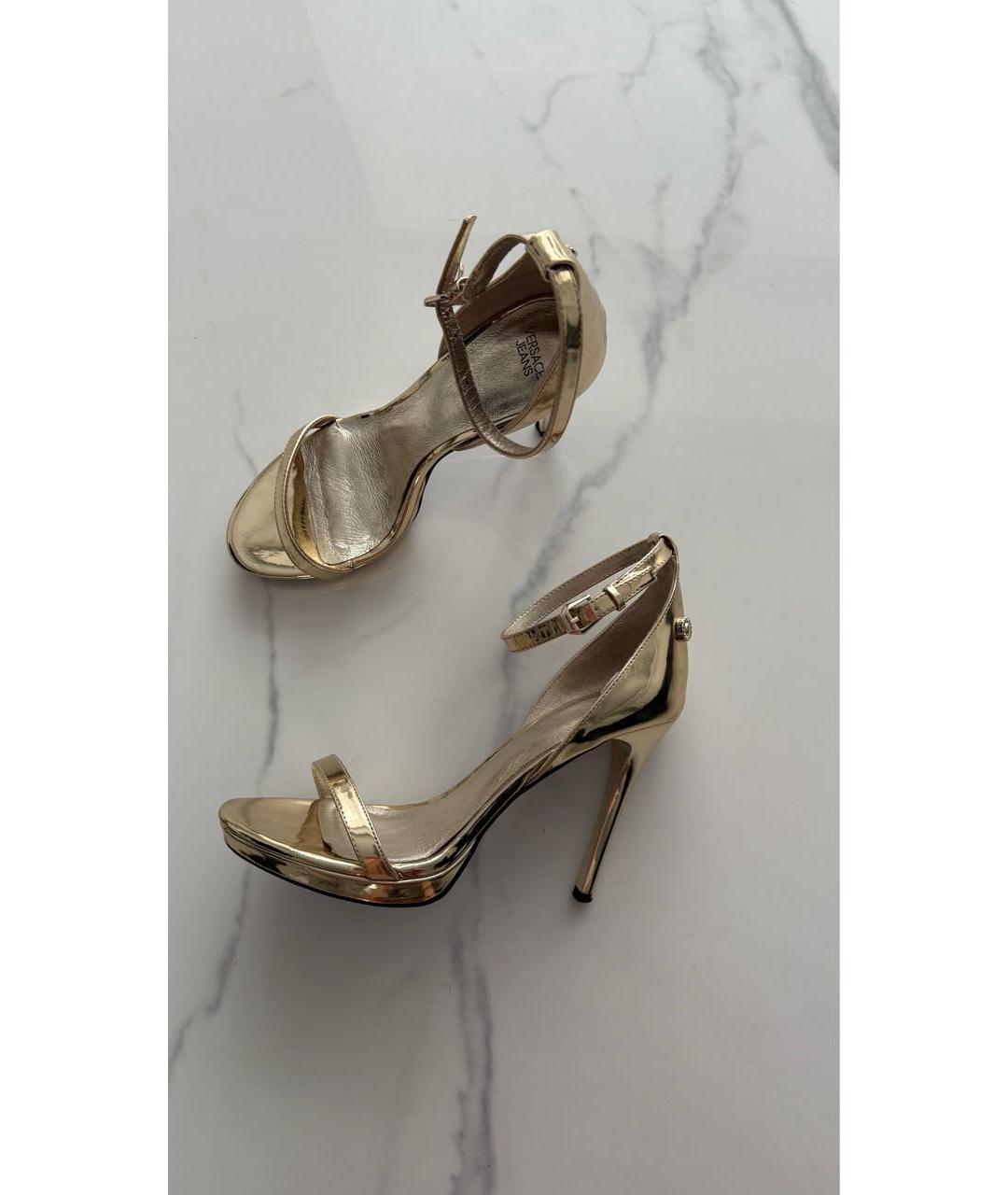 VERSACE JEANS COUTURE Золотые туфли из лакированной кожи, фото 5