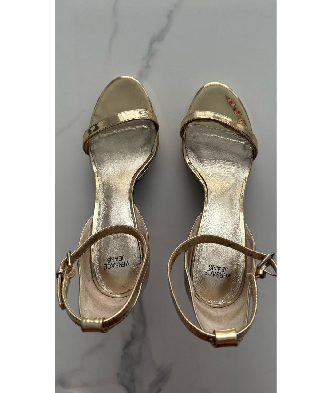 VERSACE JEANS COUTURE Золотые туфли из лакированной кожи, фото 3