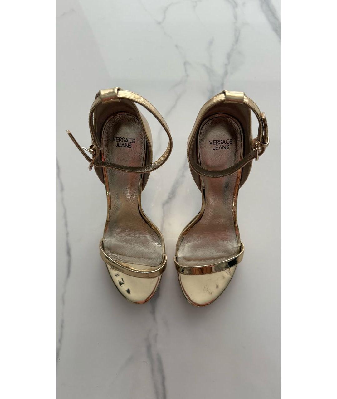 VERSACE JEANS COUTURE Золотые туфли из лакированной кожи, фото 2