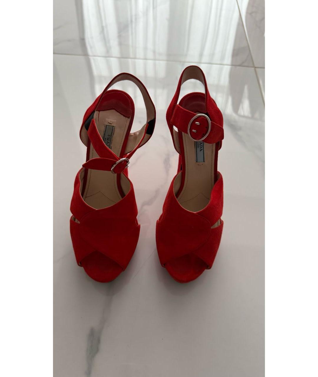 PRADA Красные замшевые босоножки, фото 2