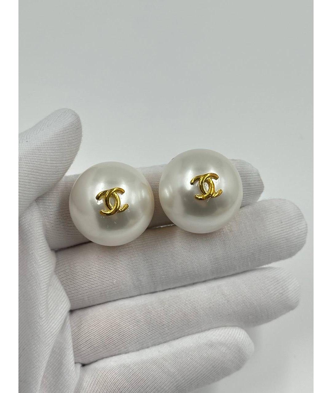 CHANEL Белые пластиковые клипсы, фото 2