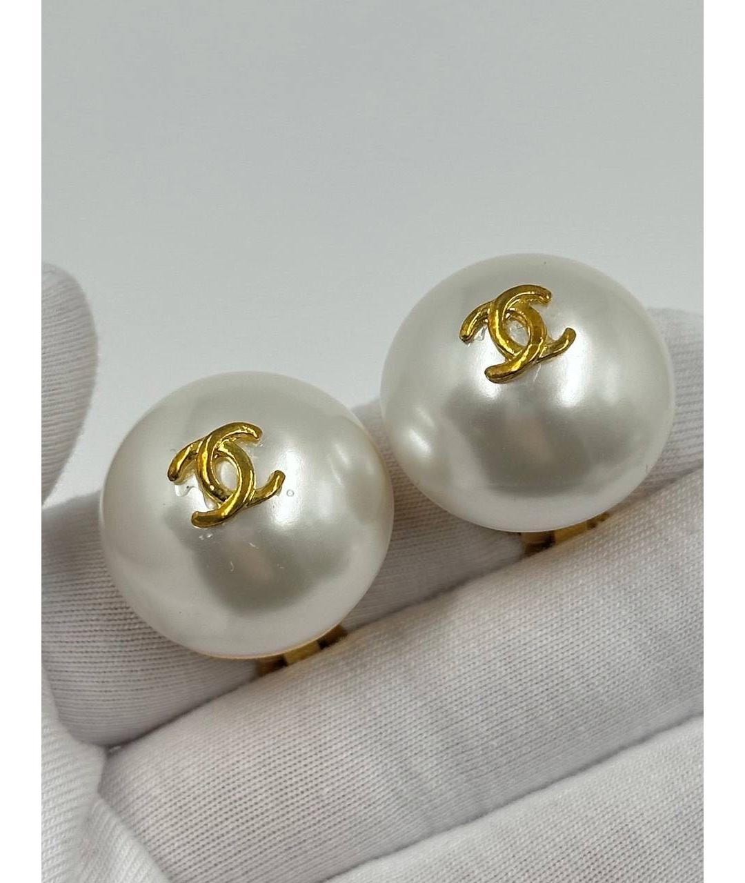 CHANEL Белые пластиковые клипсы, фото 3
