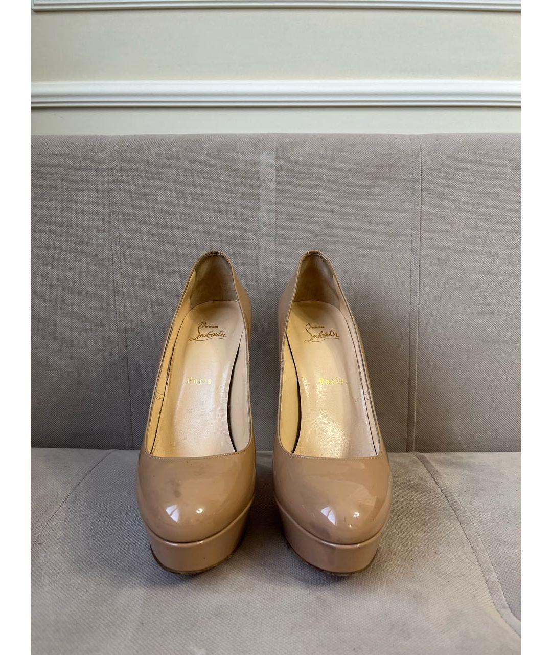 CHRISTIAN LOUBOUTIN Бежевые туфли из лакированной кожи, фото 2