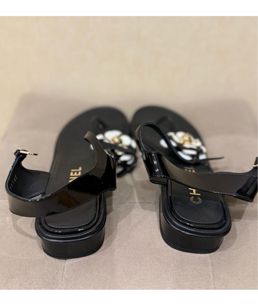 CHANEL Черные сандалии из лакированной кожи, фото 3