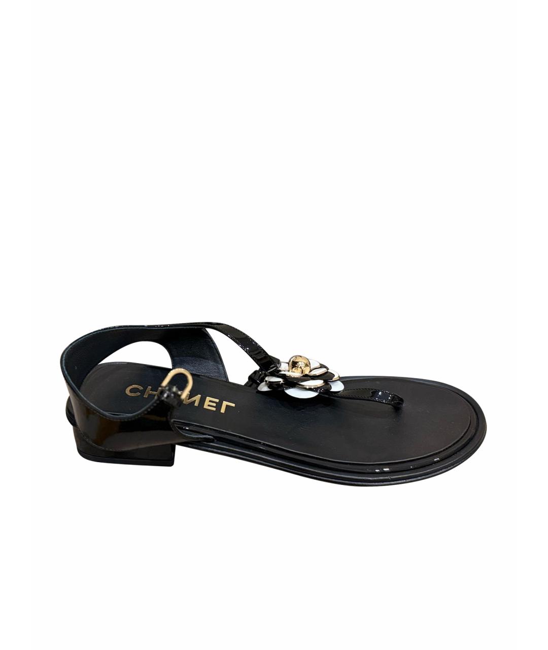 CHANEL Черные сандалии из лакированной кожи, фото 1