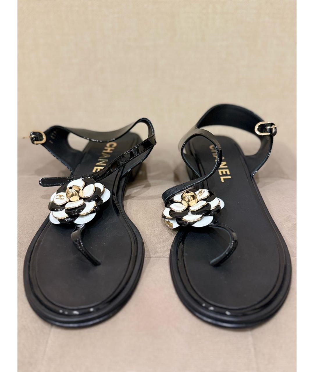 CHANEL Черные сандалии из лакированной кожи, фото 2