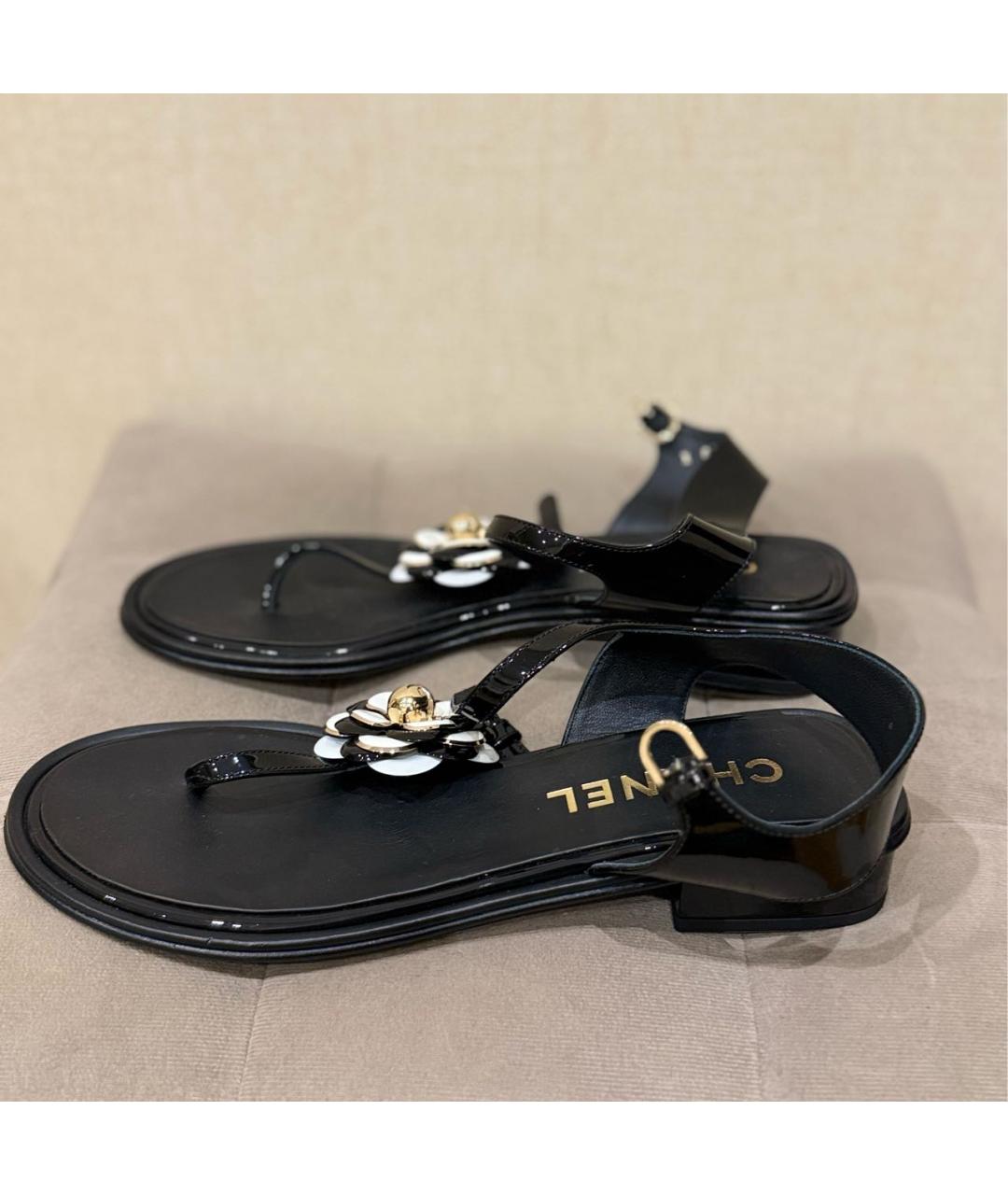 CHANEL Черные сандалии из лакированной кожи, фото 4
