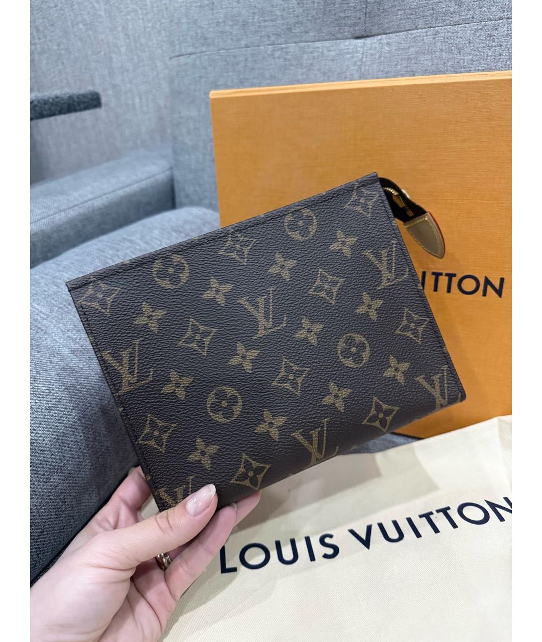 LOUIS VUITTON Коричневая кожаная косметичка, фото 7