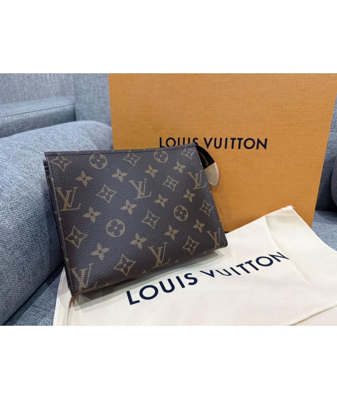 LOUIS VUITTON Коричневая кожаная косметичка, фото 4