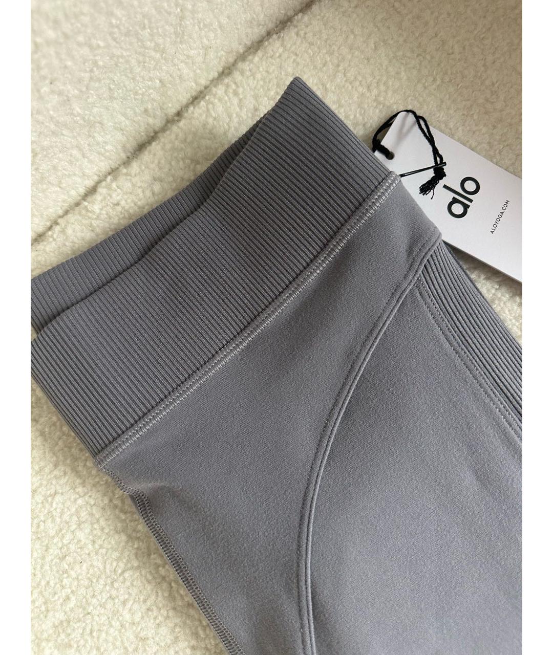 ALO YOGA Серые полиэстеровые спортивные брюки и шорты, фото 7