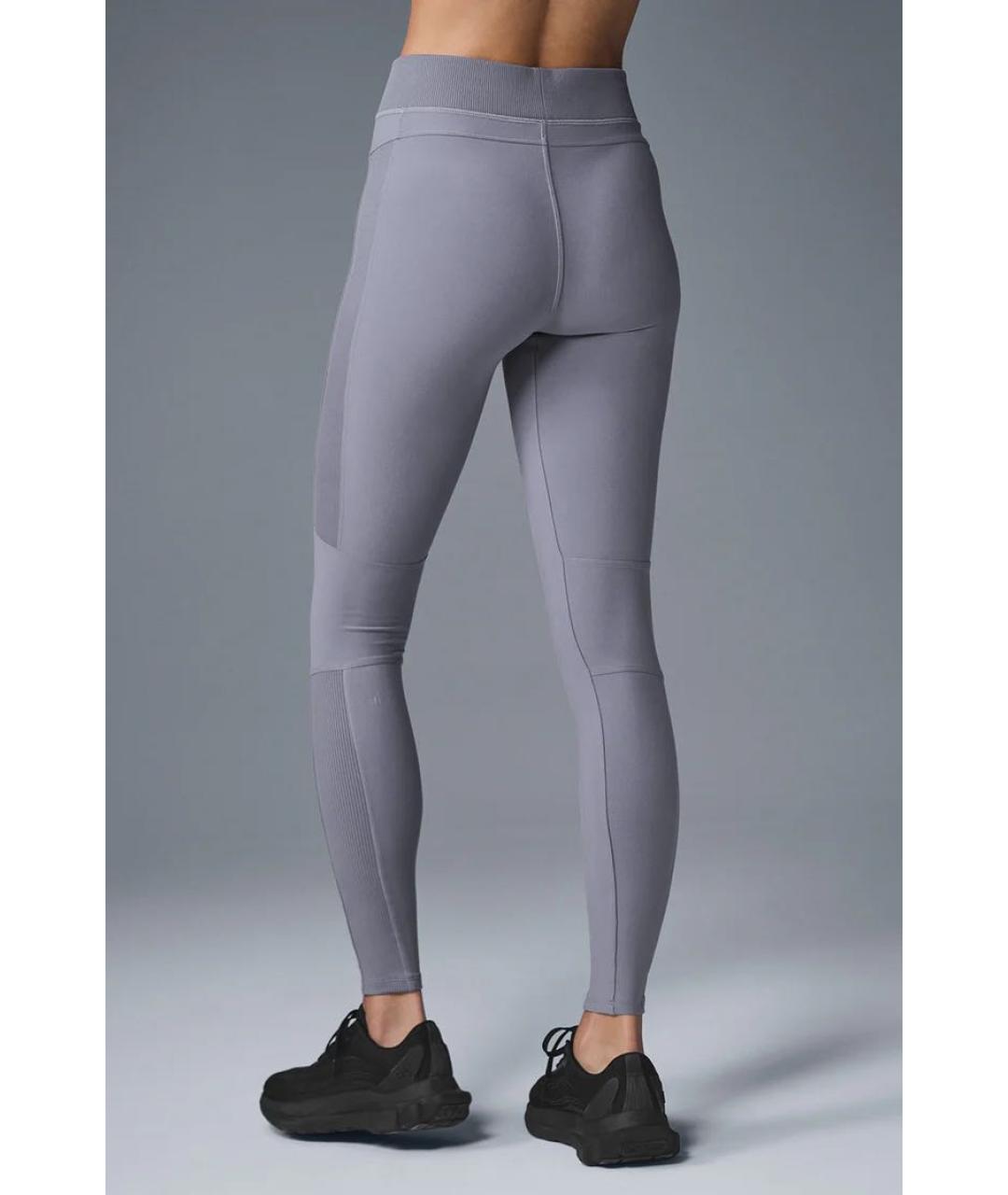 ALO YOGA Серые полиэстеровые спортивные брюки и шорты, фото 2