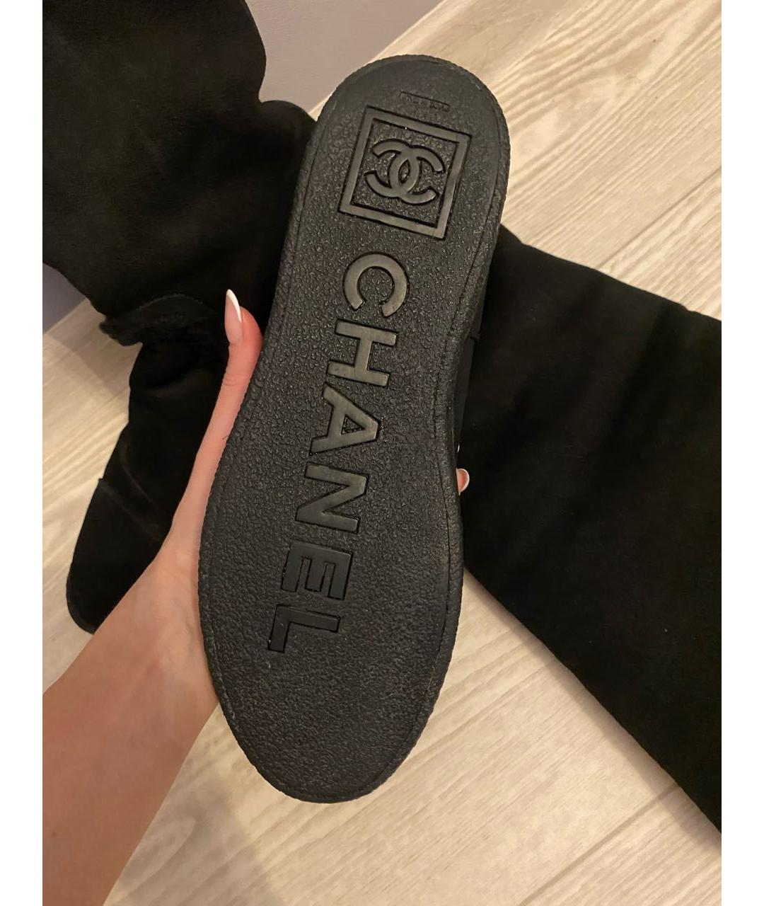 CHANEL Черные замшевые сапоги, фото 7