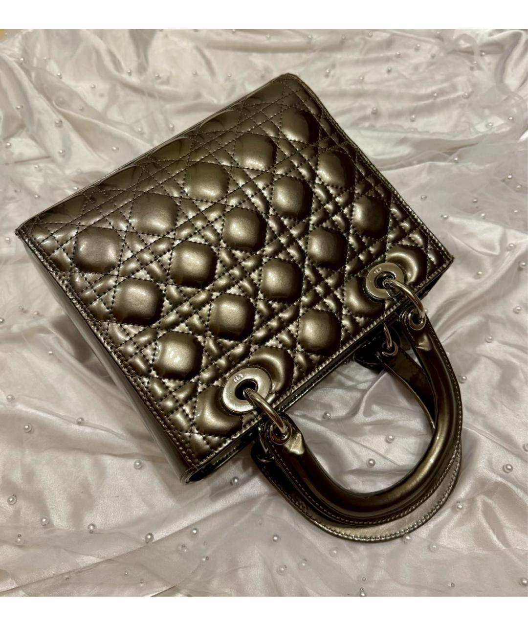 CHRISTIAN DIOR Серебряная сумка с короткими ручками из лакированной кожи, фото 2