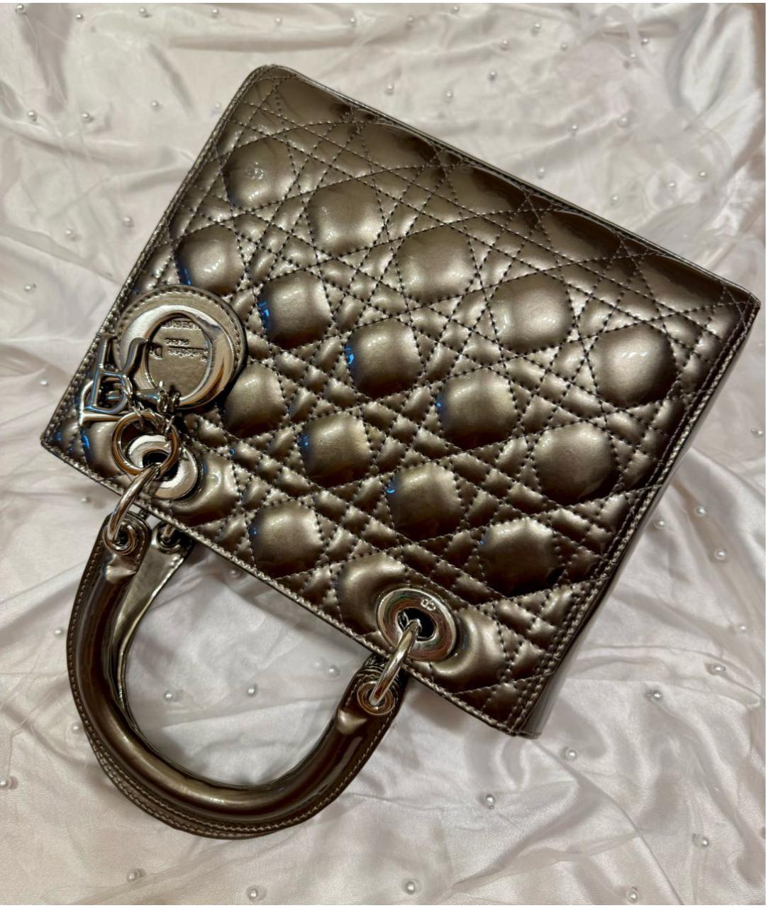 CHRISTIAN DIOR Серебряная сумка с короткими ручками из лакированной кожи, фото 8