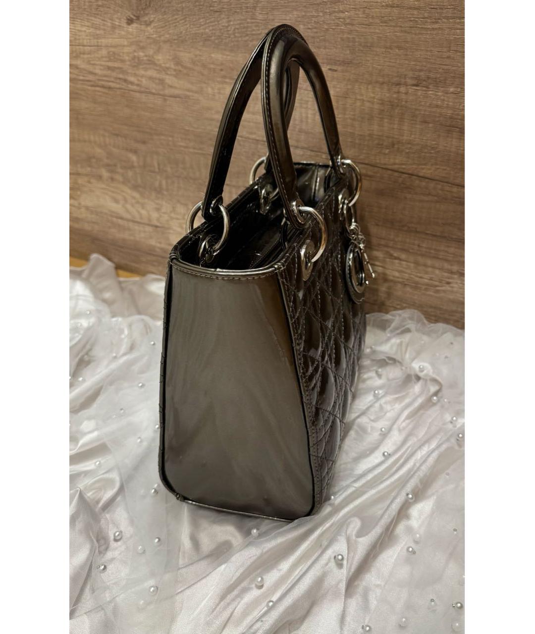 CHRISTIAN DIOR Серебряная сумка с короткими ручками из лакированной кожи, фото 4