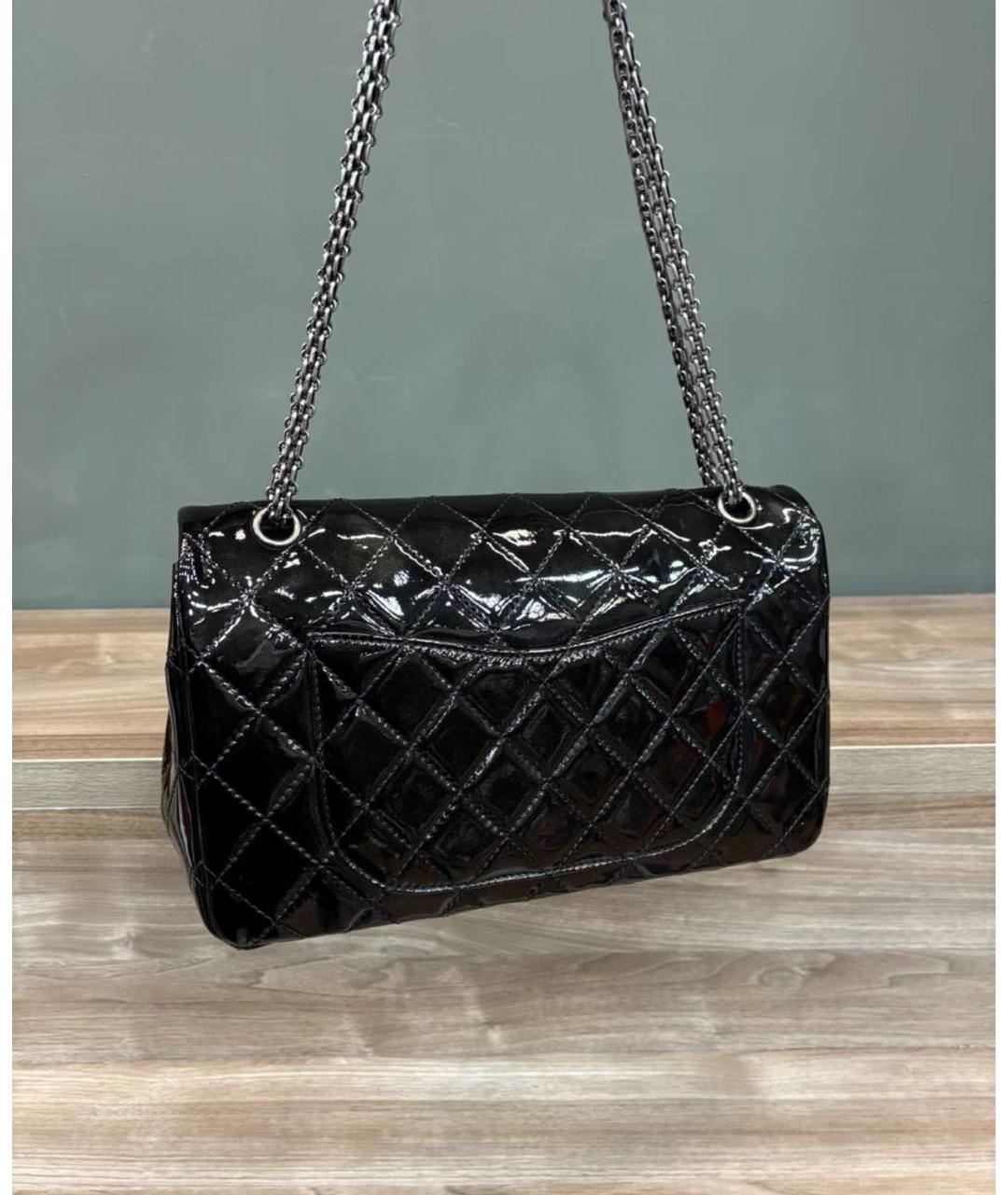 CHANEL Черная сумка через плечо из лакированной кожи, фото 3