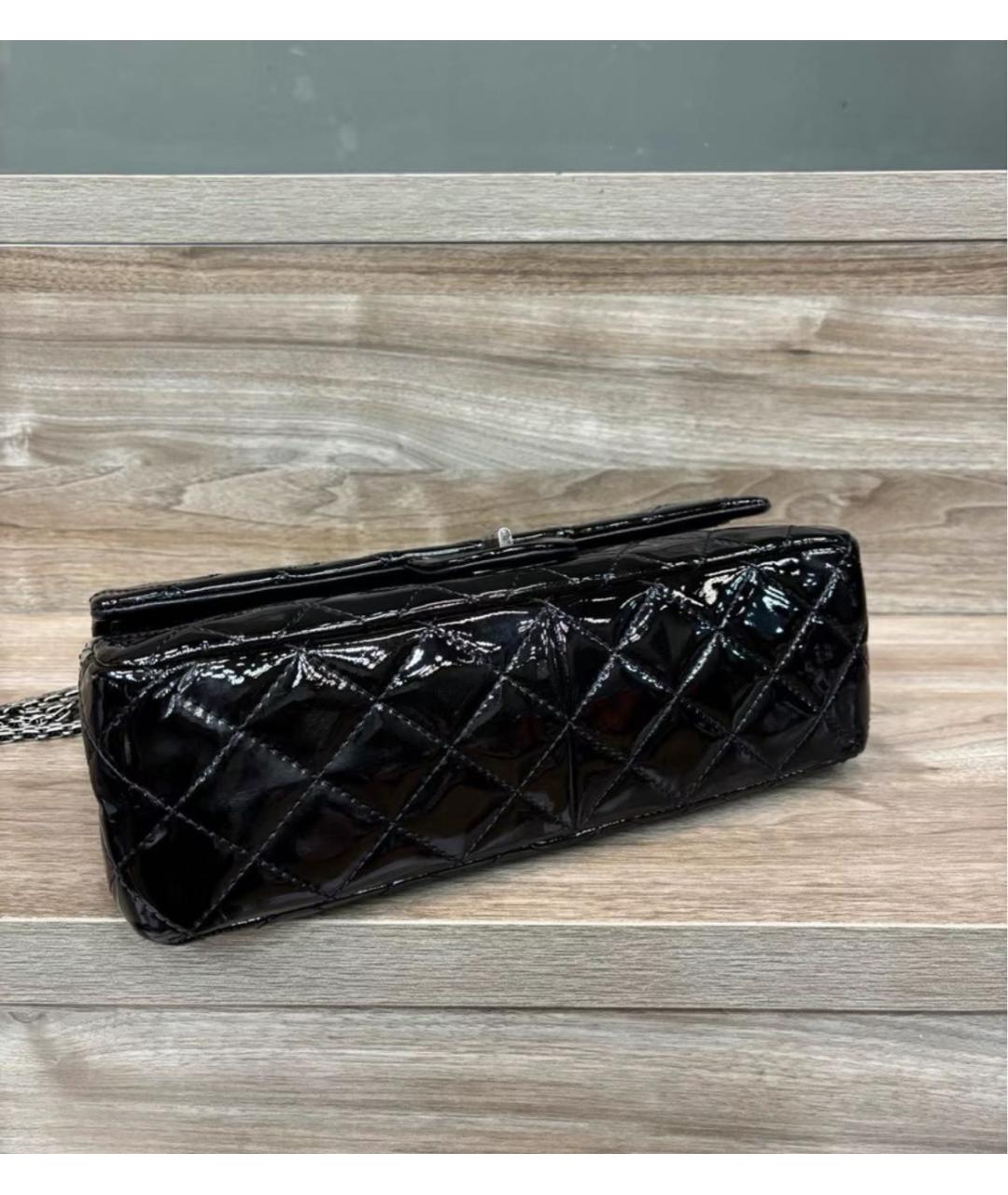 CHANEL Черная сумка через плечо из лакированной кожи, фото 5