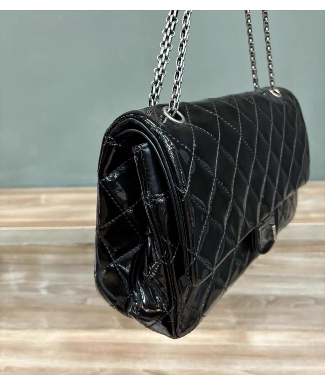CHANEL Черная сумка через плечо из лакированной кожи, фото 4