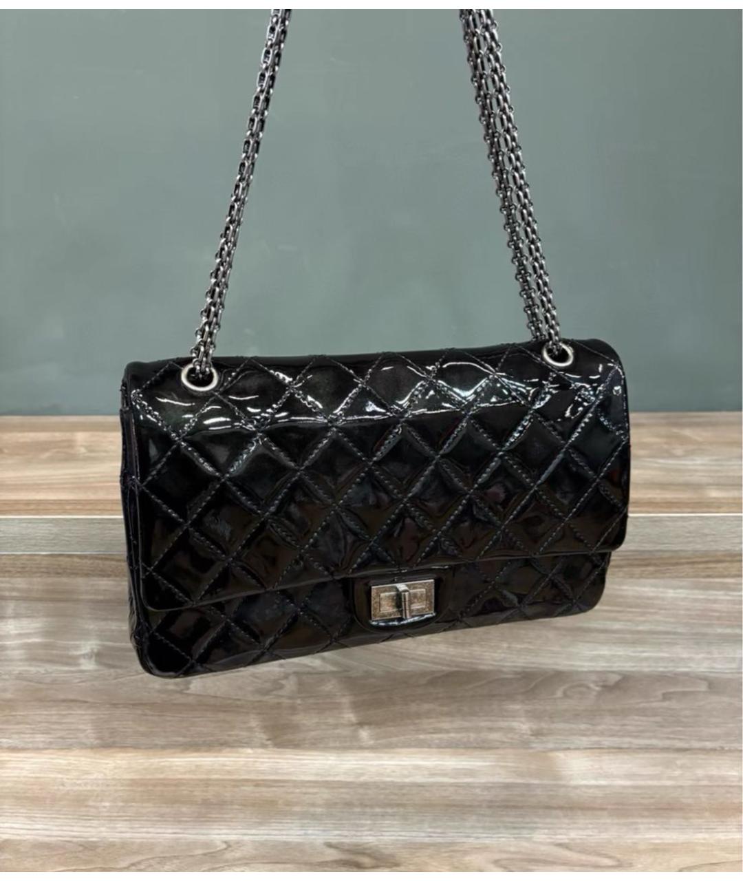 CHANEL Черная сумка через плечо из лакированной кожи, фото 2