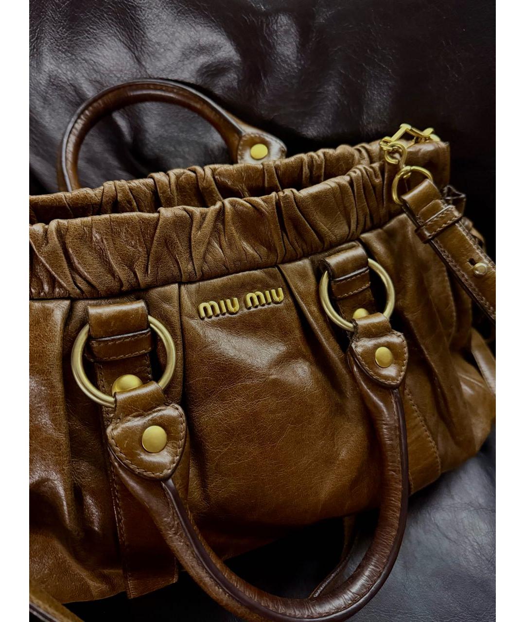 MIU MIU Коричневая кожаная сумка с короткими ручками, фото 4