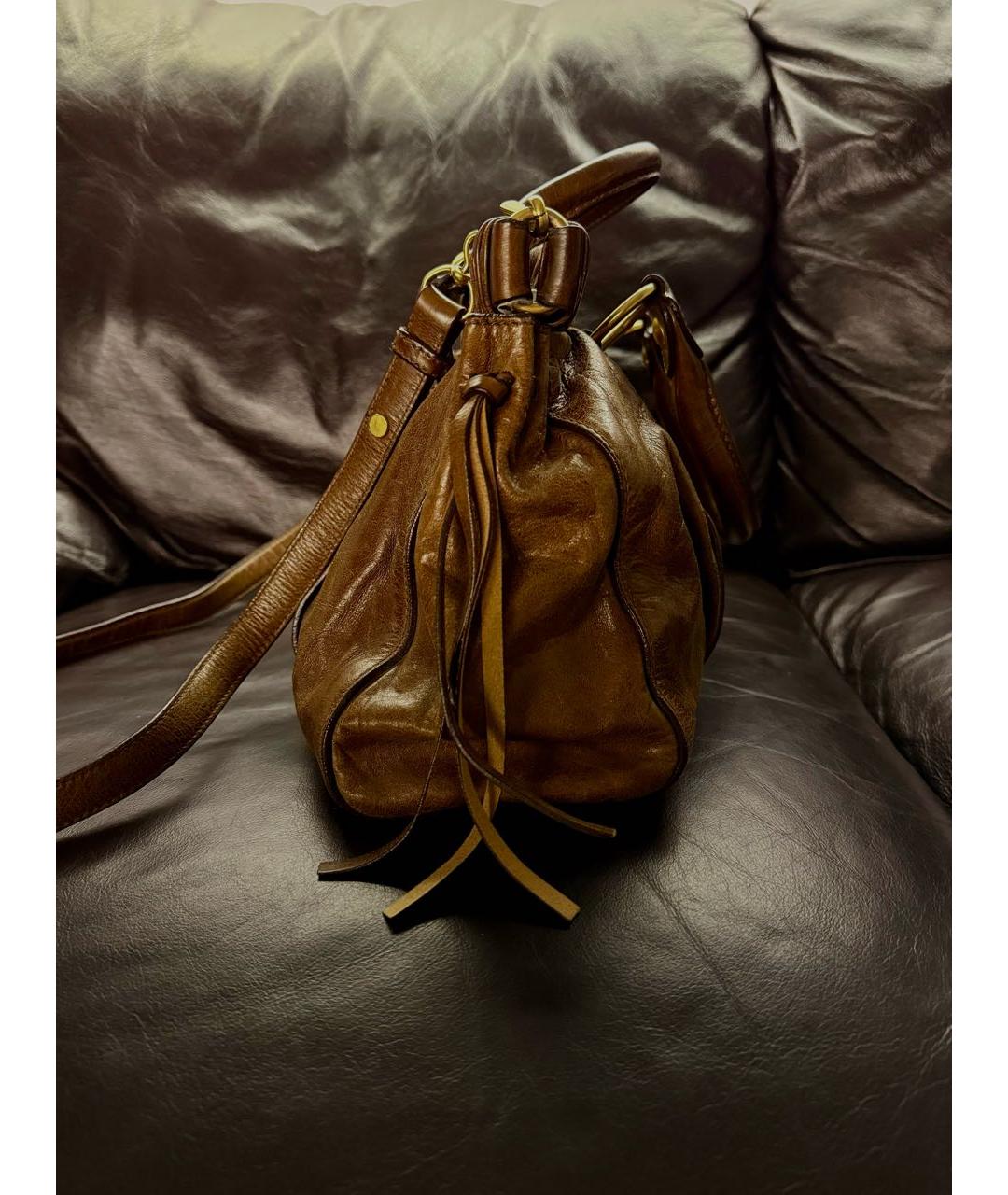 MIU MIU Коричневая кожаная сумка с короткими ручками, фото 6