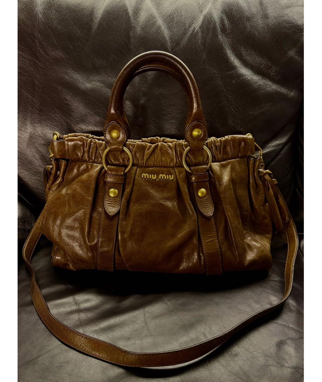 MIU MIU Коричневая кожаная сумка с короткими ручками, фото 2
