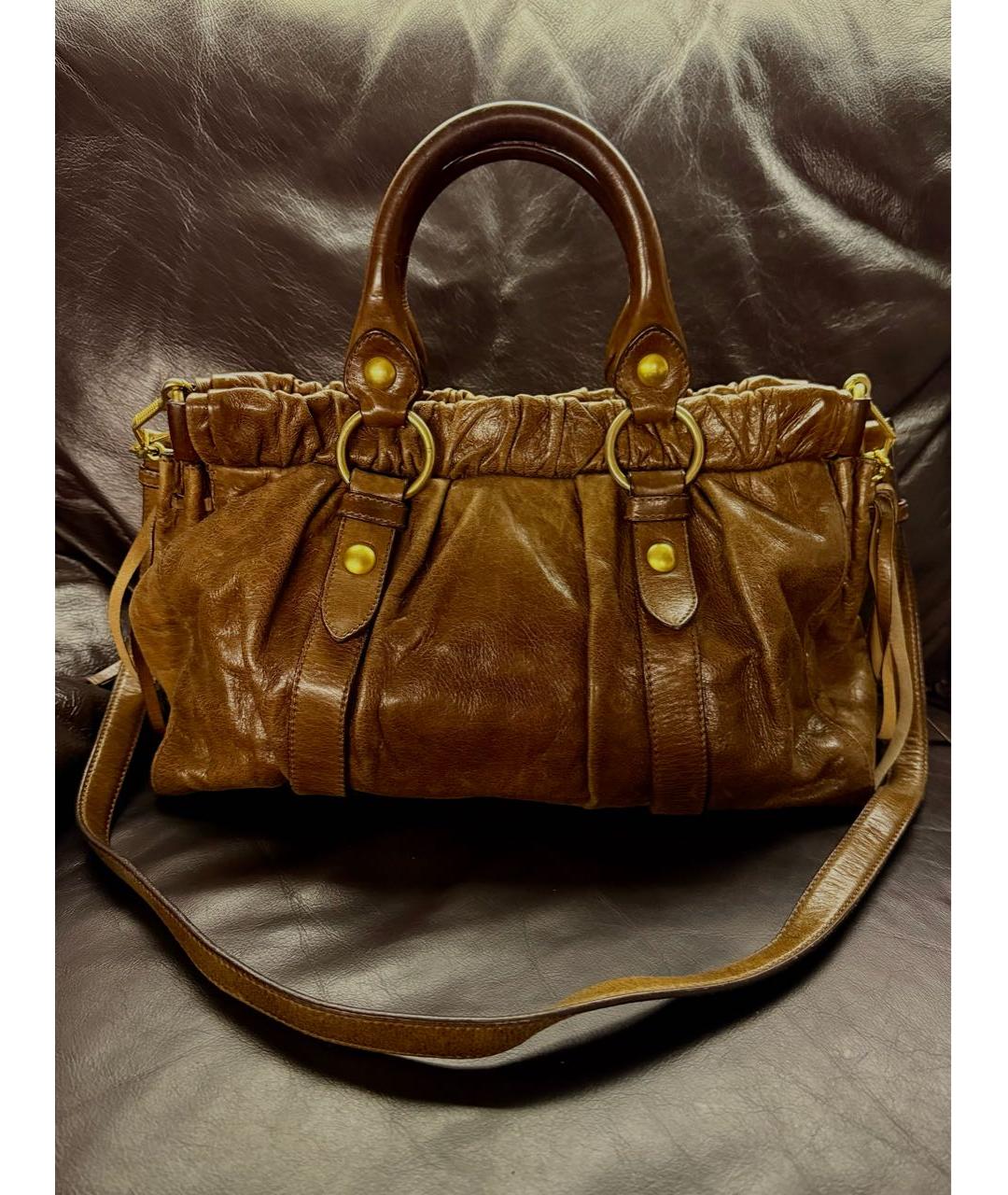 MIU MIU Коричневая кожаная сумка с короткими ручками, фото 3