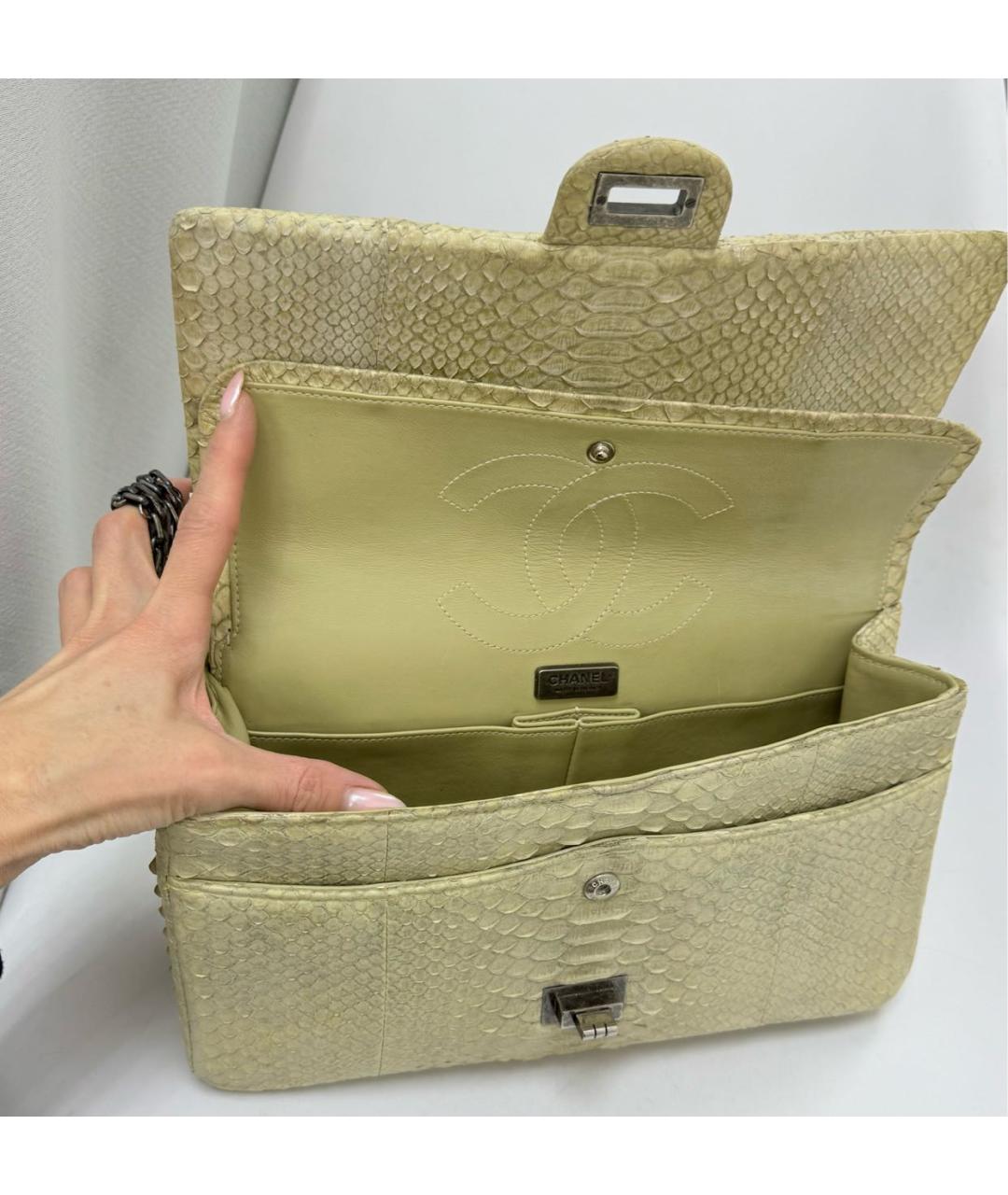 CHANEL Бежевая сумка с короткими ручками из экзотической кожи, фото 4