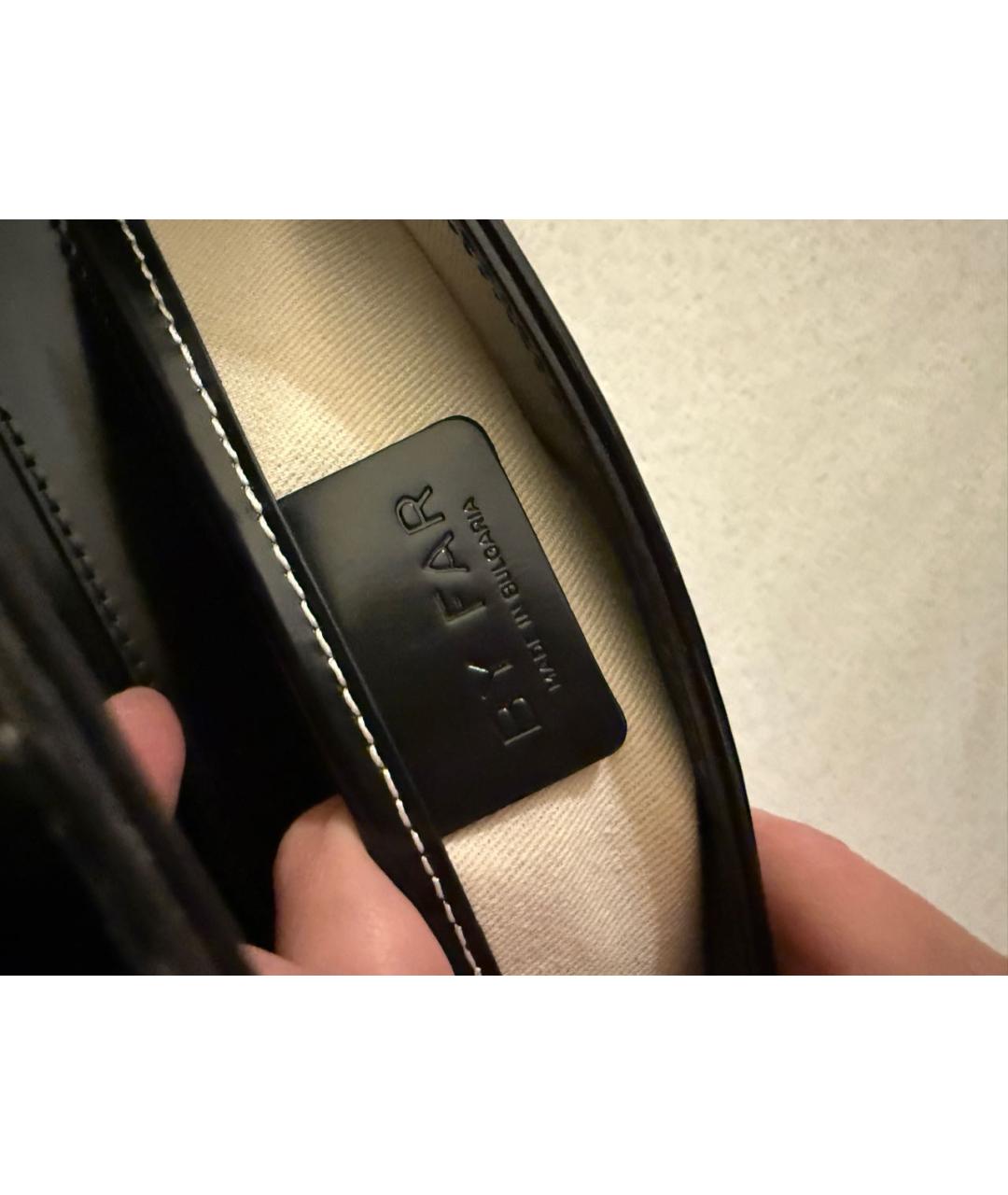 BY FAR Черная сумка с короткими ручками из лакированной кожи, фото 5