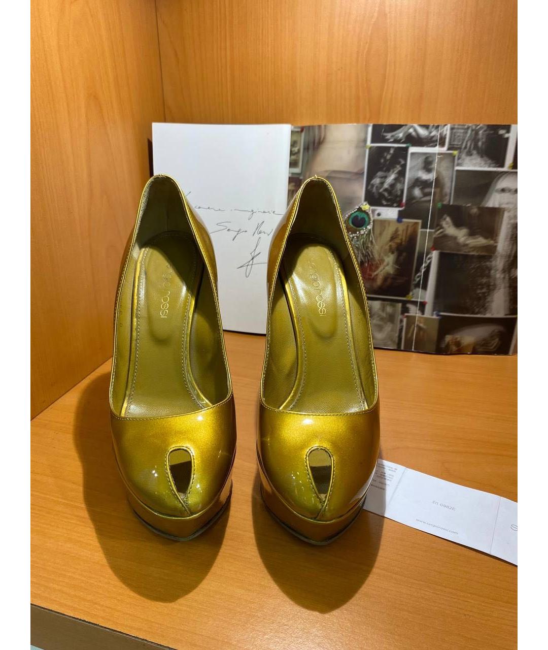 SERGIO ROSSI Золотые туфли из лакированной кожи, фото 2