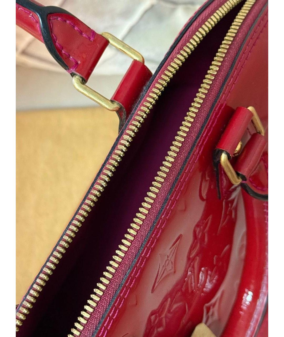 LOUIS VUITTON Красная сумка с короткими ручками из лакированной кожи, фото 5