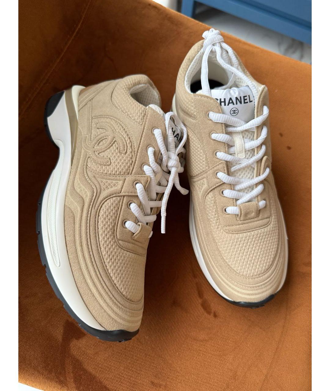 CHANEL Бежевые замшевые кроссовки, фото 3