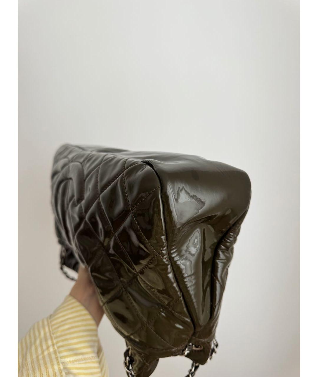 CHANEL Хаки сумка тоут из лакированной кожи, фото 5