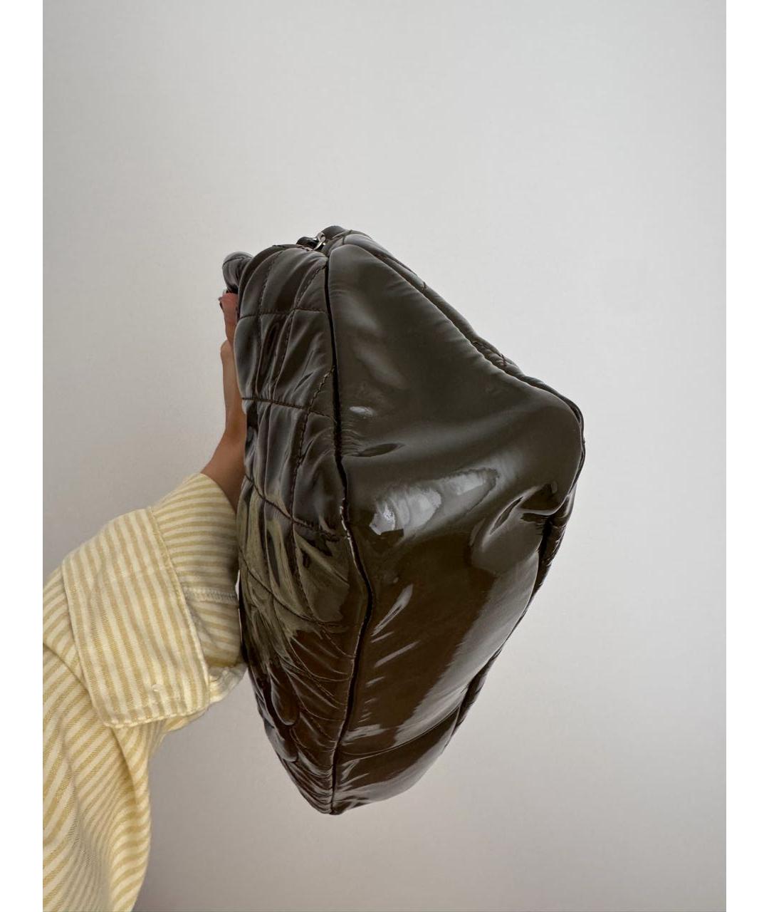 CHANEL Хаки сумка тоут из лакированной кожи, фото 6