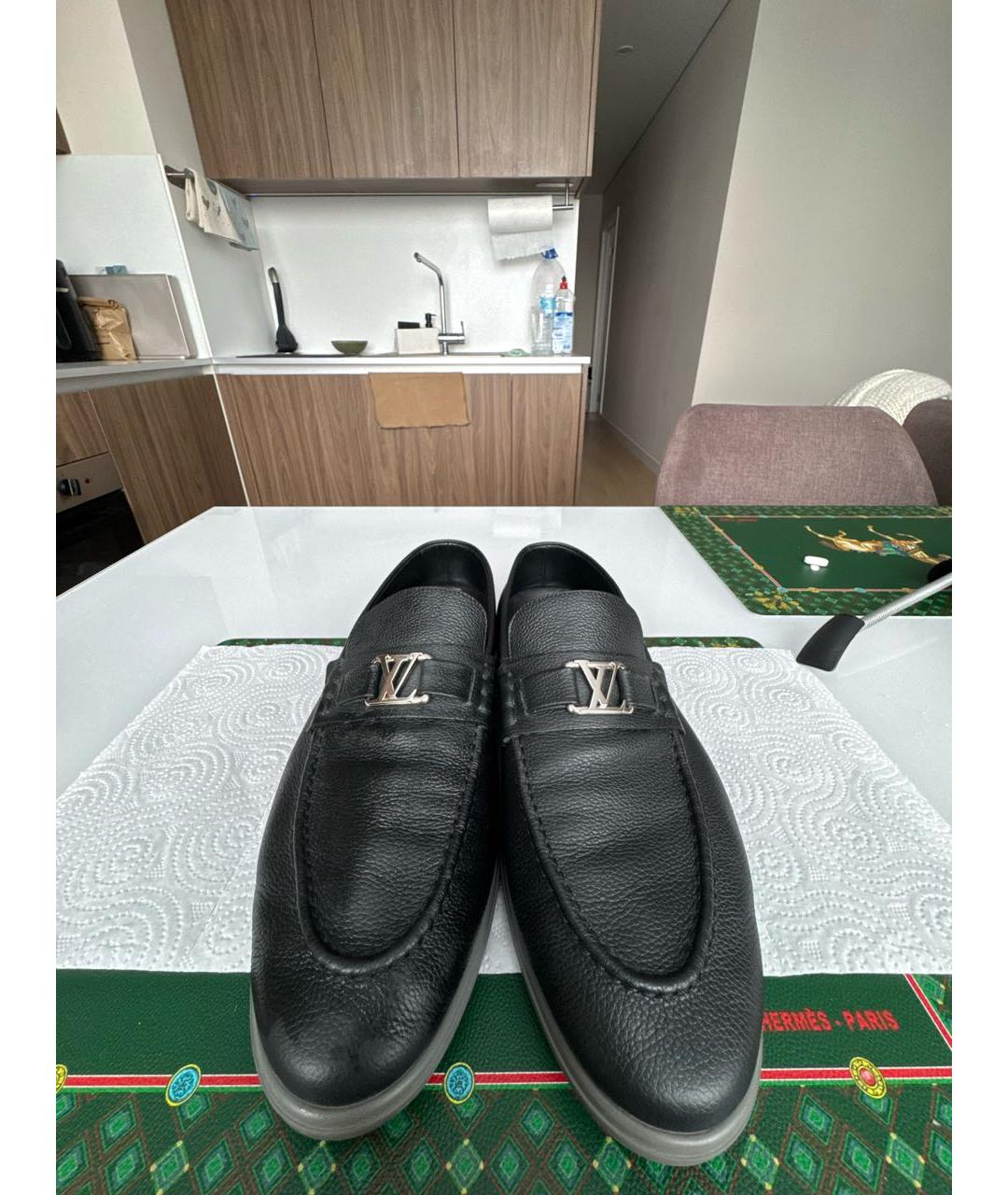 LOUIS VUITTON Черные кожаные лоферы, фото 2