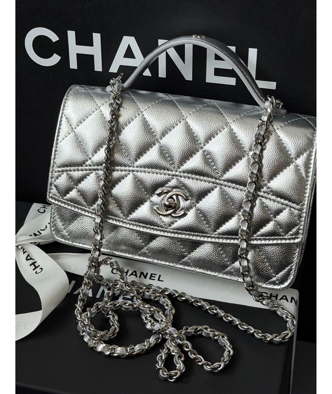CHANEL Серебряная кожаная сумка с короткими ручками, фото 3