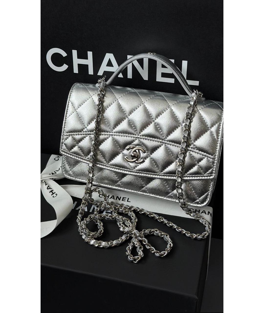 CHANEL Серебряная кожаная сумка с короткими ручками, фото 2