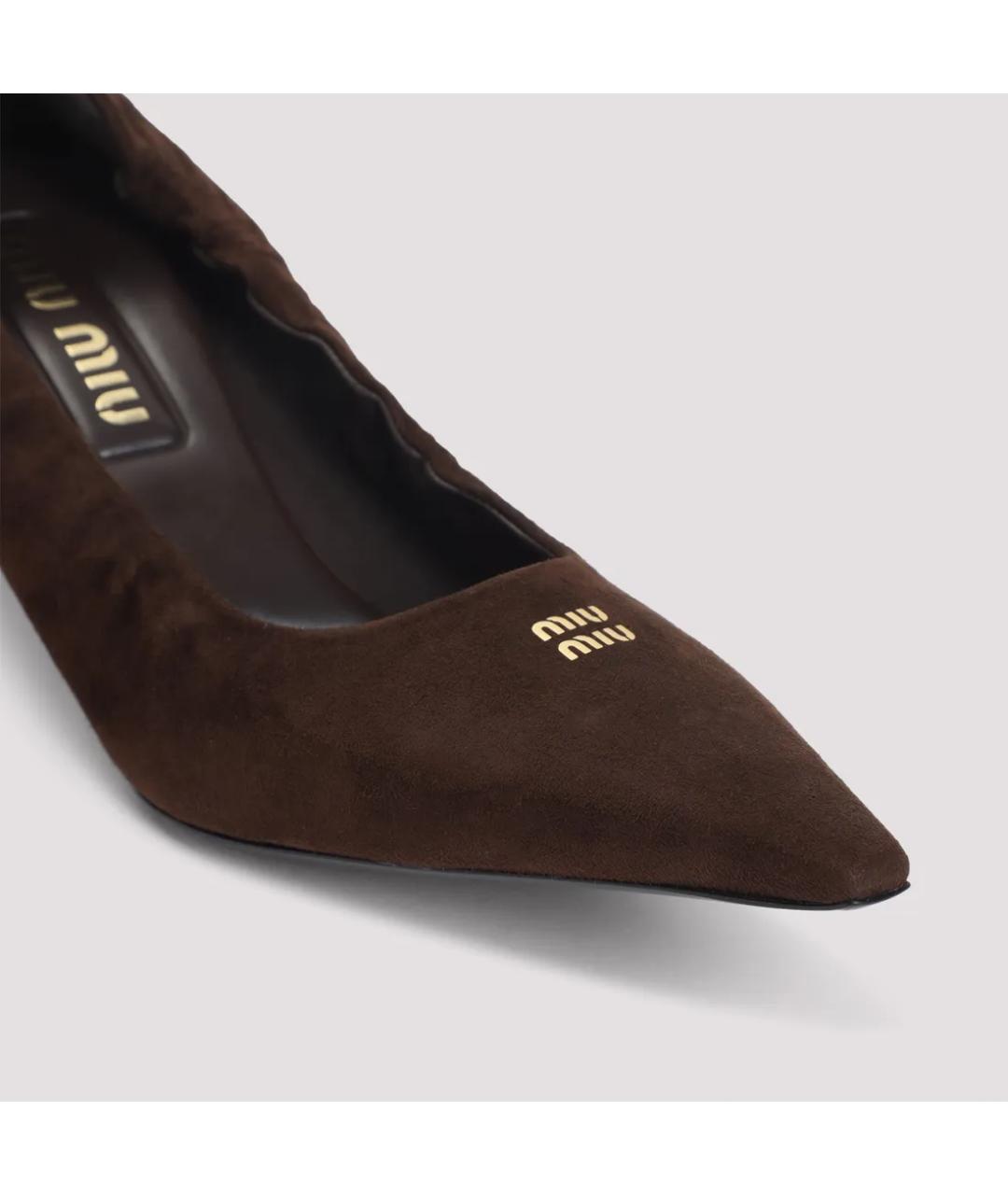 MIU MIU Коричневые замшевые лодочки на низком каблуке, фото 8